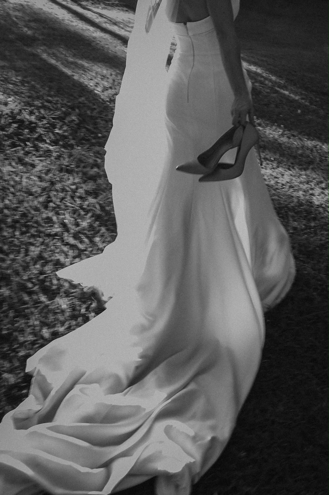 Detalhe do vestido da noiva em preto e branco