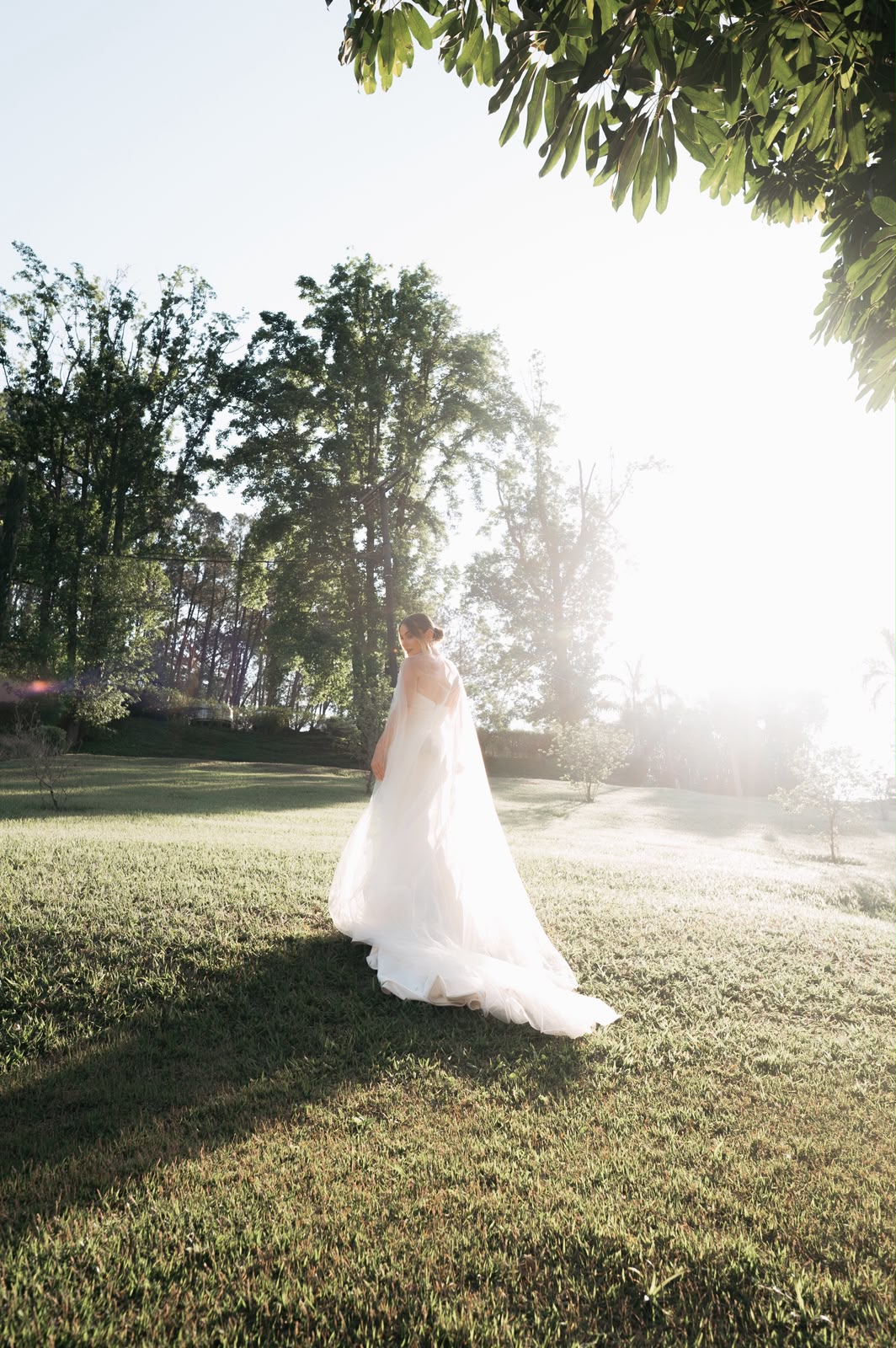 Noiva em meio à luz do jardim