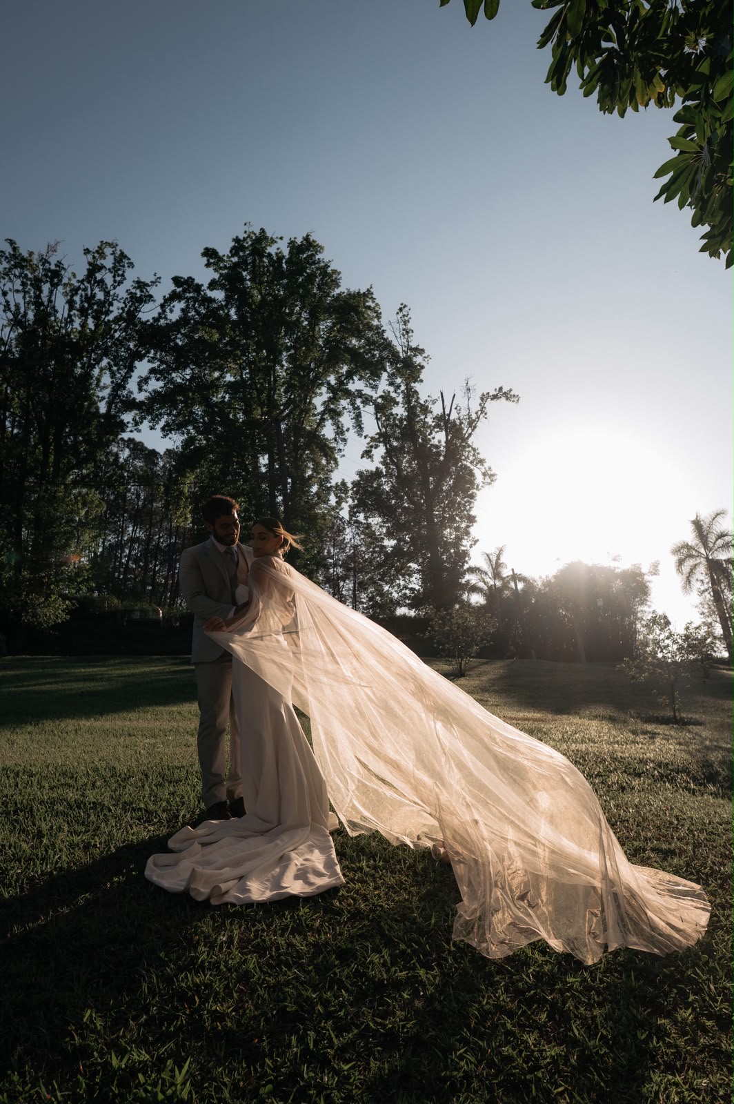 Noiva ao ar livre com vestido ao vento