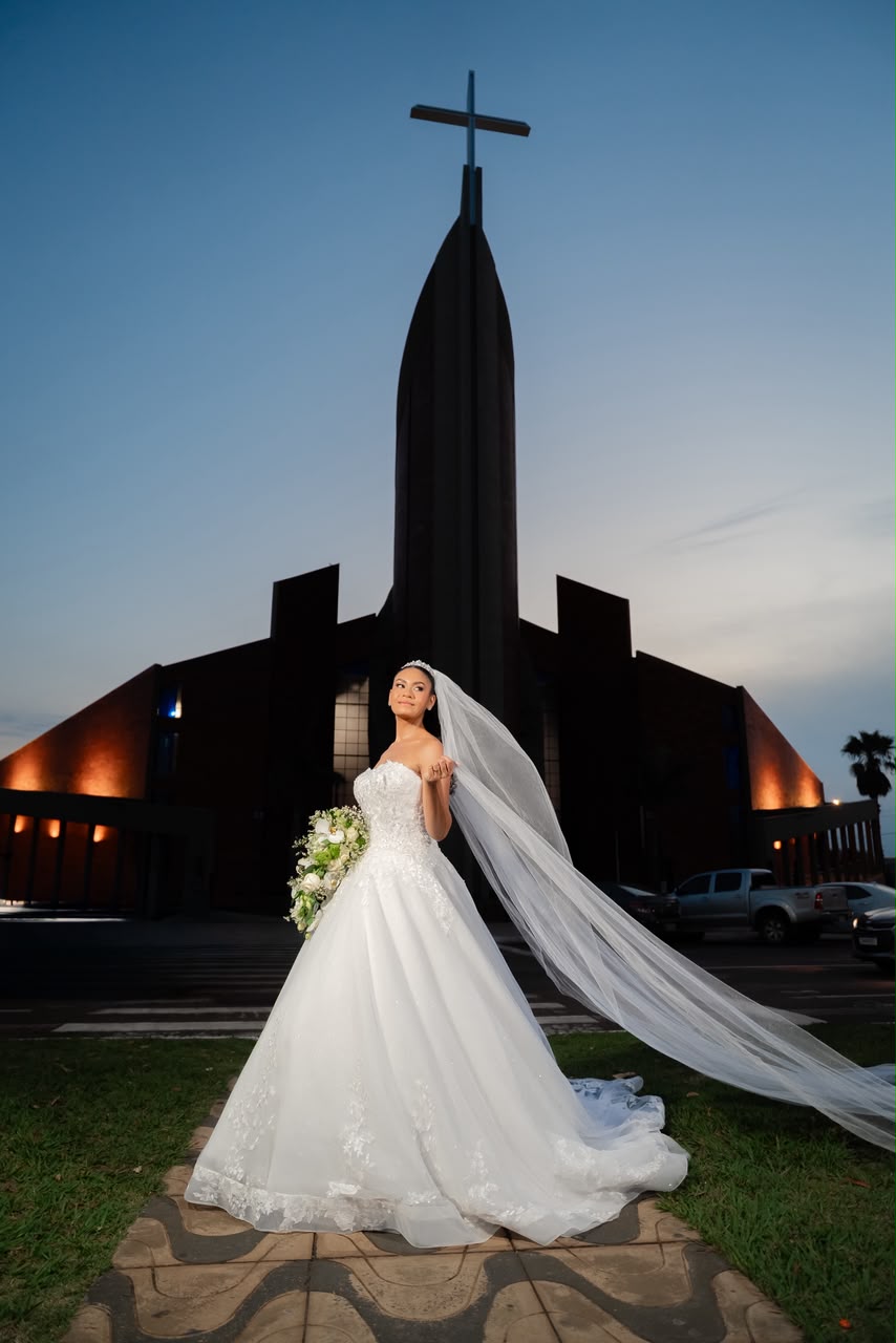 Noivos diante da igreja ao entardecer