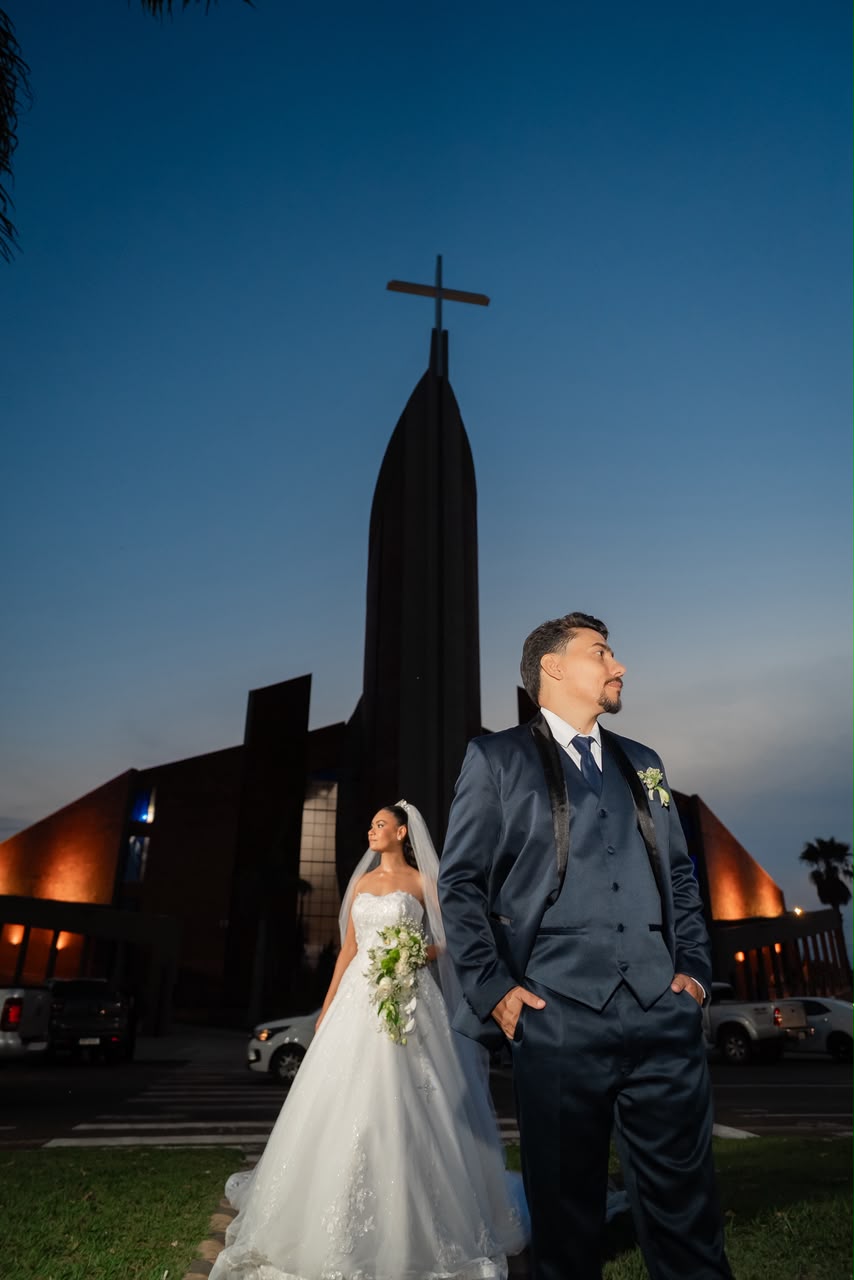 Noivos celebrando à noite